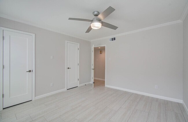 Building Photo - 355 N Post Oak Ln