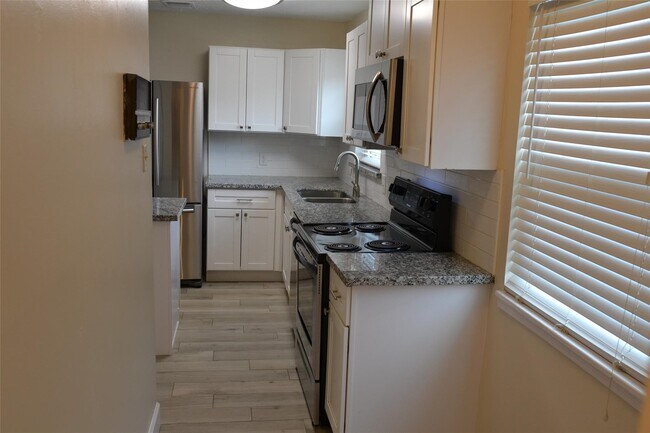 Building Photo - 2379 Briarwest Blvd