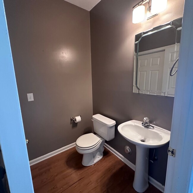 Building Photo - 2 bed, 2.5 bath townhome, all appliances i...