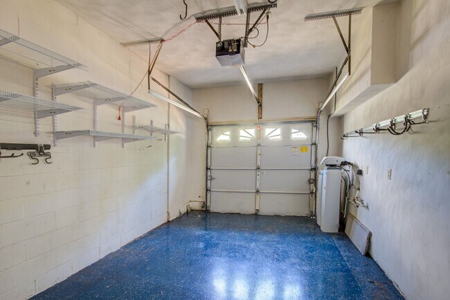 Building Photo - 4 Bedroom, 3 Bath, End Unit Townhome in Ce...