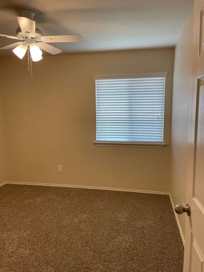 Building Photo - Application Received! 3 bed, 2 bath with B...