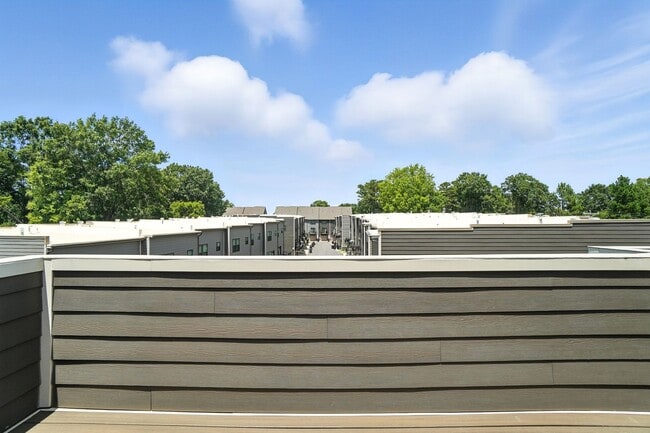Building Photo - Modern City Living Near Uptown Charlotte