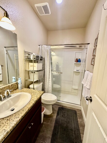 Building Photo - 471 Rosewood Ave