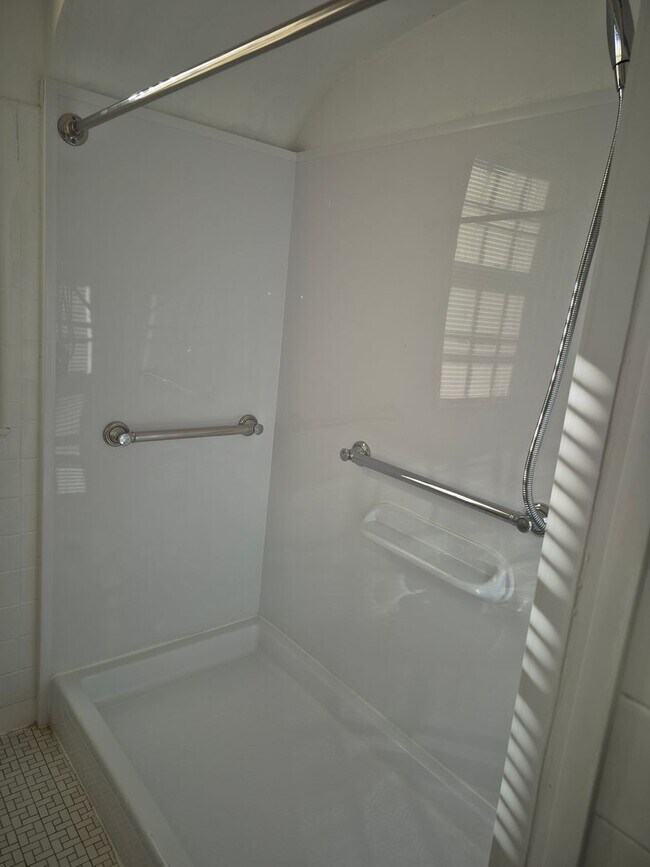 Building Photo - MOVE-IN SPECIAL 1/2 OFF 1ST MONTH'S RENT!!