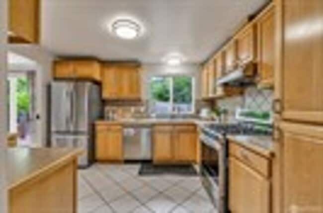 Building Photo - Move-In Ready 5-Bed on a Quiet Kingsgate Cul-de-Sac