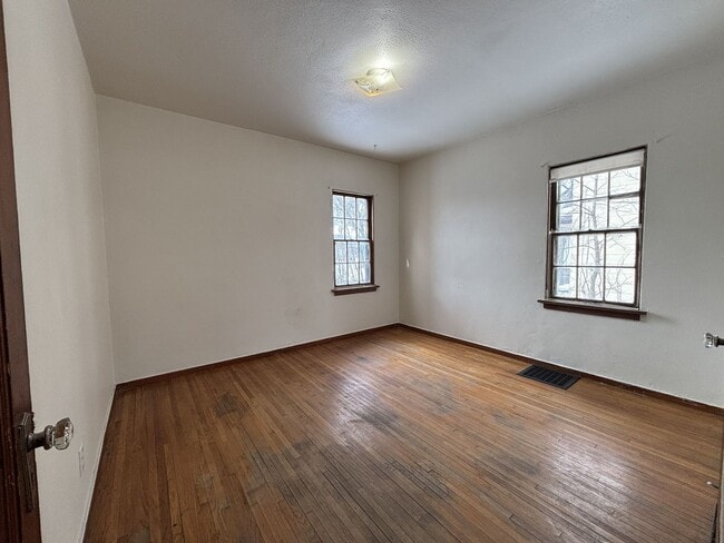 Building Photo - 2 Bedroom House for Rent