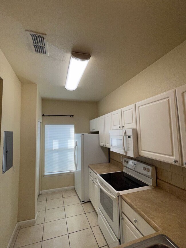 Building Photo - Beautiful 2 bedroom 2.5 bathroom townhome