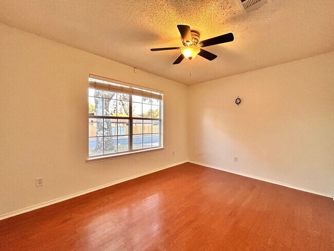 Building Photo - Charming Milwood Home Near Apple Campus & The Domain