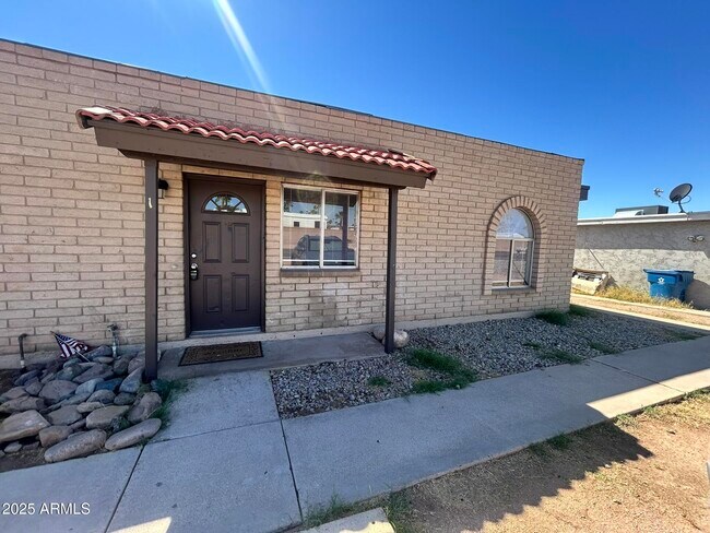 Primary Photo - 461 W 16th Ave