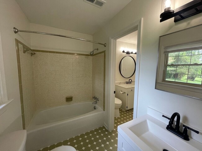 Building Photo - Newly Renovated Split Level Home