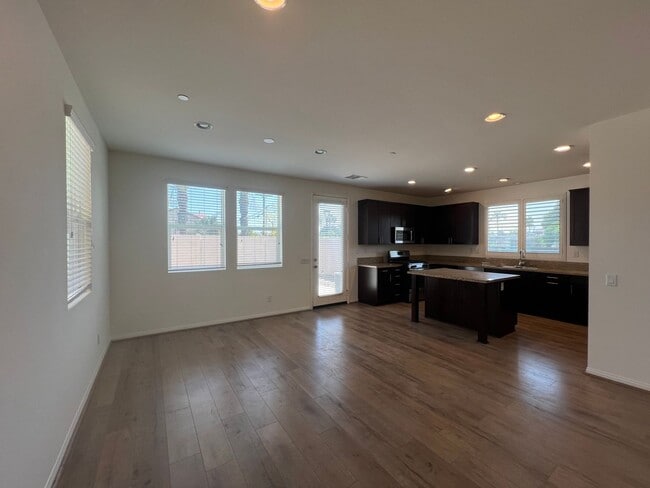 Building Photo - 3 bed, 2 1/2 bath home in Los Agaves Community!