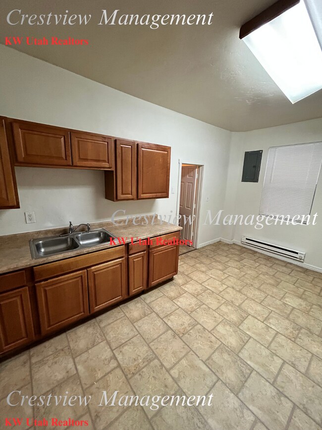 Building Photo - Cozy 2-Bedroom Home in Convenient Salt Lake City Location