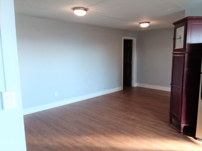 Building Photo - 209 1/2 W Holly St