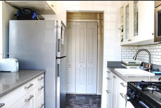 Building Photo - 4710 Pine Tree Dr