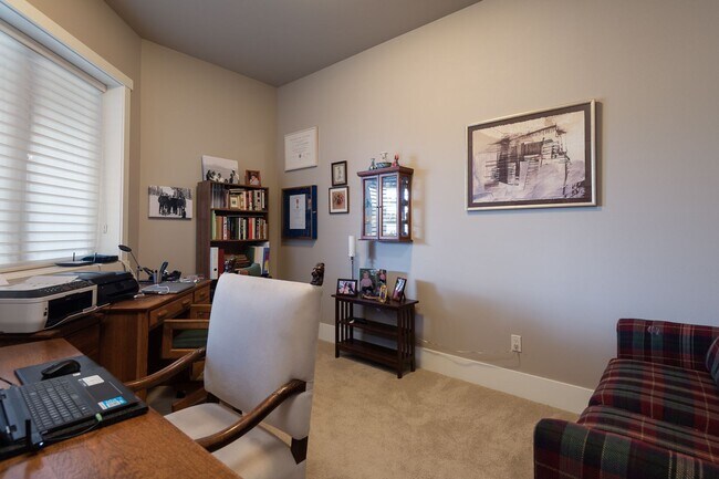 Building Photo - Tetherow!! Amazing Townhome that is fully ...
