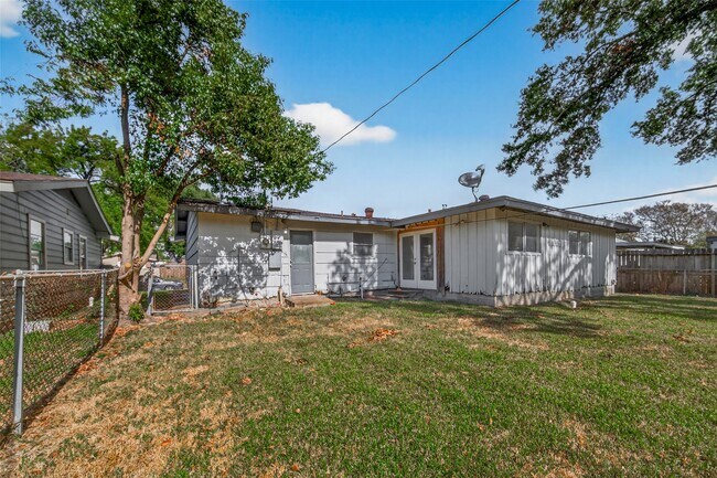 Building Photo - 3214 Longwood Dr