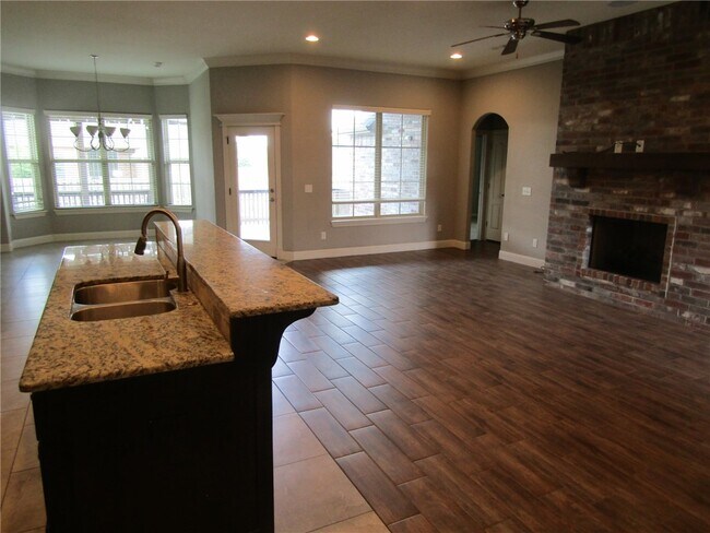 Building Photo - 4200 SW Rhinestone Blvd