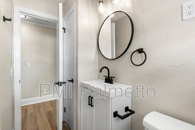 Building Photo - 1611 Holland St