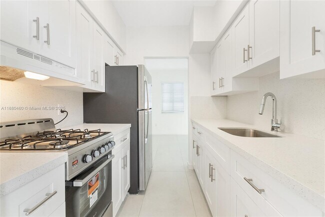 Building Photo - 6930 Rue Versailles Dr