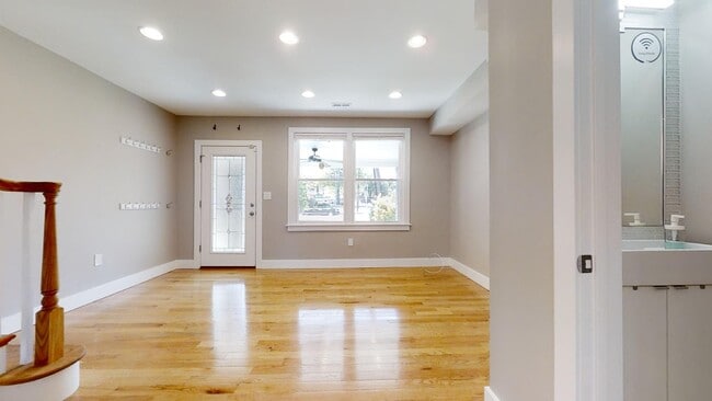 Building Photo - 12 Hawaii Ave NE