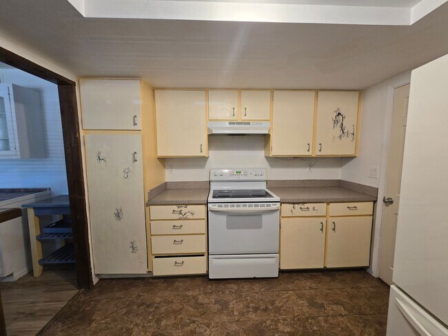 Building Photo - Furnished, 1-year long-term rental