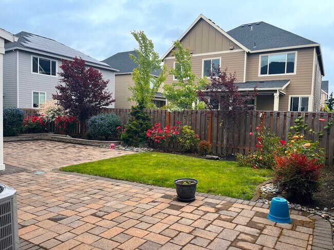 Building Photo - Fabulous 5 BD* 3 BA* + LARGE Bonus Room* S...