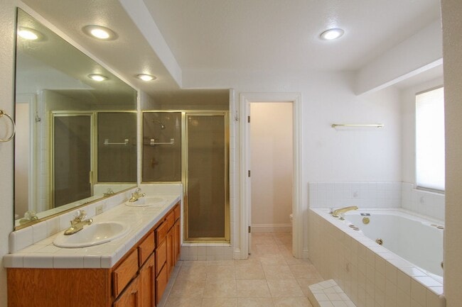 Building Photo - 3 Bedroom Home in Country Heights