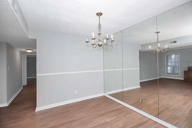 Building Photo - Updated First Floor 2BD/2BA Condo in Forest Ridge!