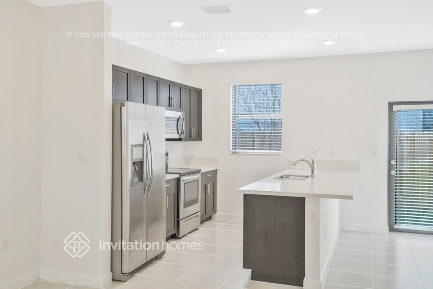 Building Photo - 2835 SW 16th Terrace