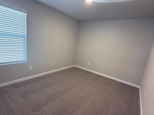 Building Photo - 2924 Firefly Dr