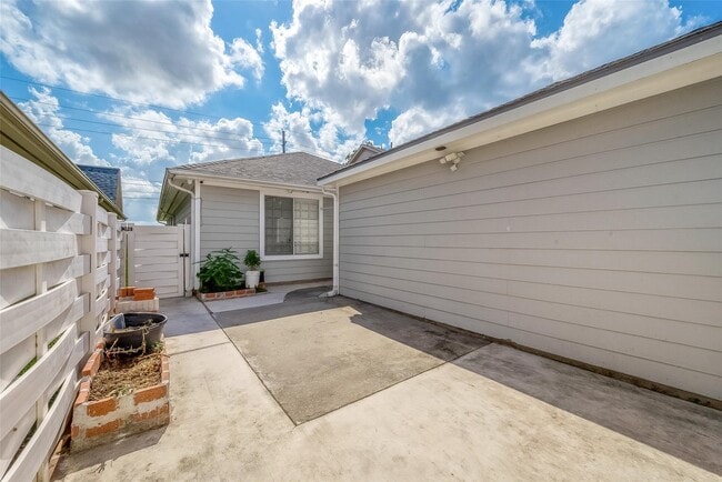 Building Photo - 9511 Farrell Dr