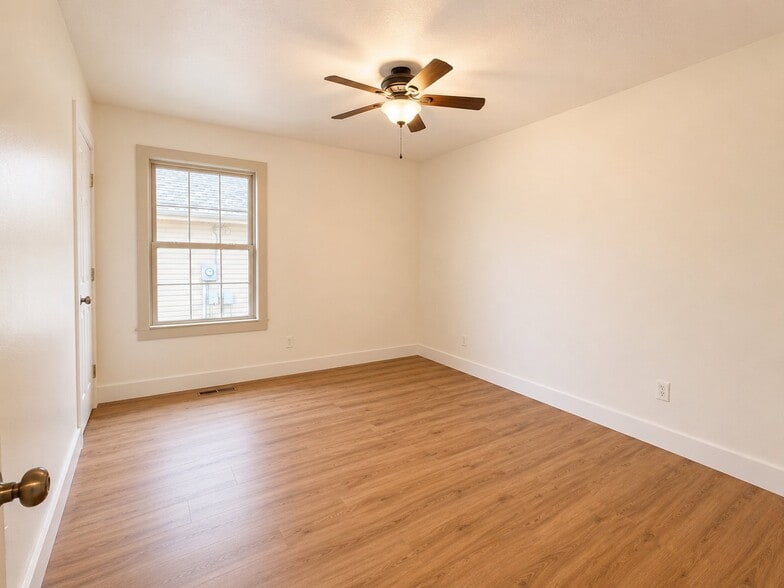 Building Photo - 991 Glen Oaks Dr
