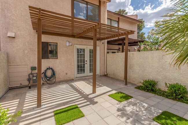 Building Photo - Remodeled 2 bedroom unit just minutes from...