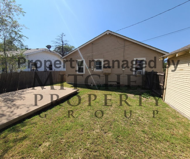 Building Photo - Cozy 1 bedroom 1 bath duplex with plenty of space!