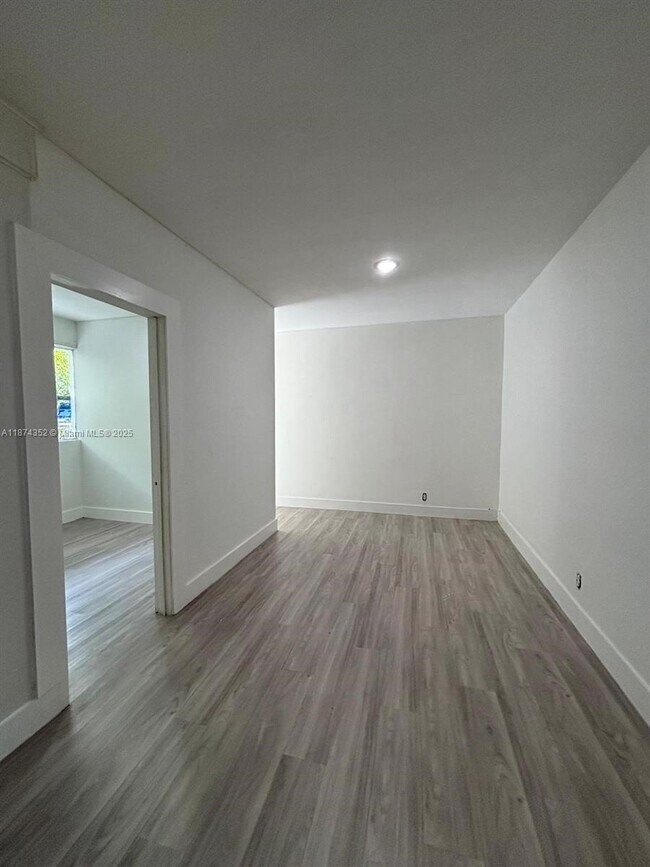 Building Photo - 2025 Bay Dr