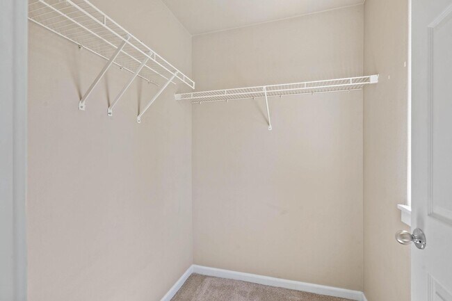 Building Photo - Bright, spacious 3-bdrm/2.5 bath Tigard townhome. Fireplace, balcony, 2-car garage, W/D