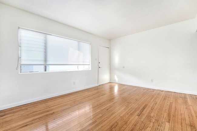 Building Photo - This upstairs 2 bed / 1 bath apartment in Echo Park is now available - With parking and in-unit l...