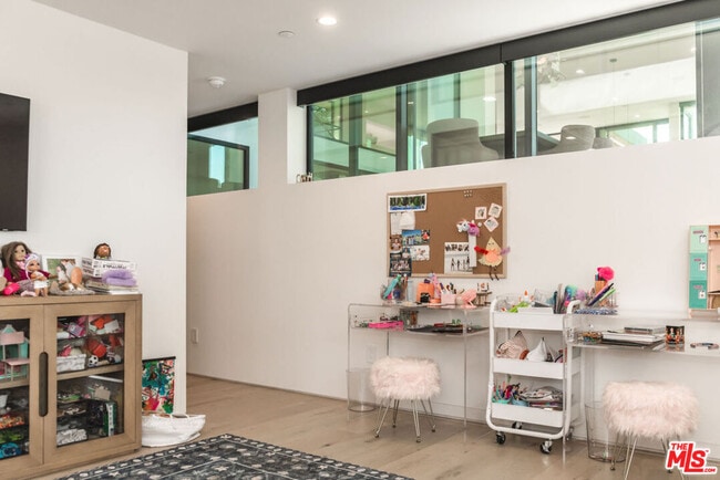 Building Photo - 606 N Ardmore Ave