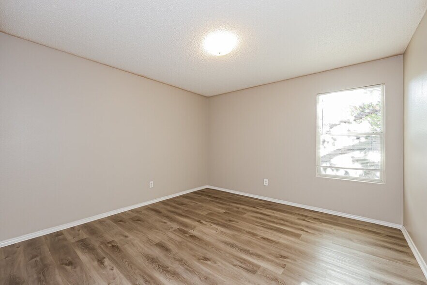 Building Photo - 548 Magdalen Ave
