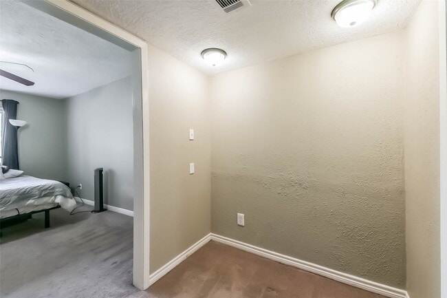 Building Photo - 15919 Golf Club Dr