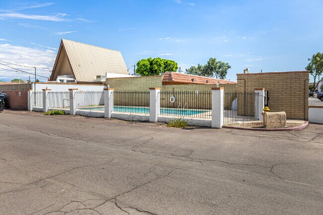Building Photo - "Charming 1-Bedroom Townhouse in Phoenix –...
