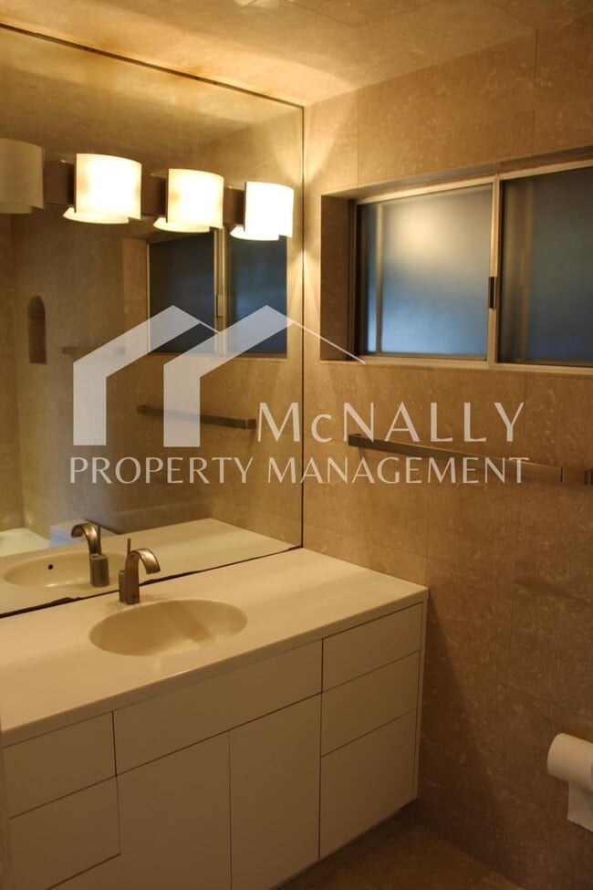 Building Photo - Beautiful 1 Bedroom Water View Condo