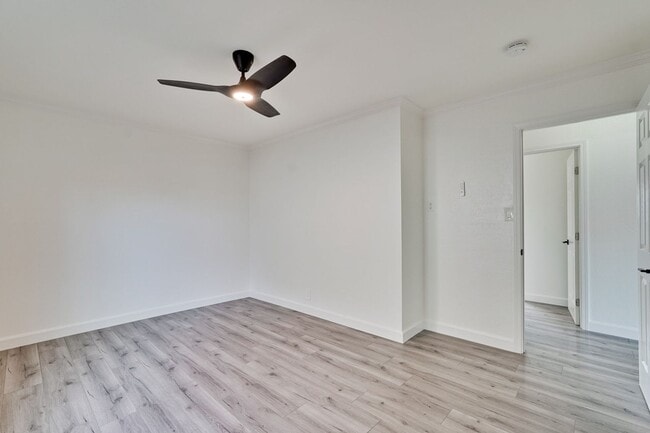 Building Photo - Rare 2 Bed 1 Bath Home with Huge Private Backyard