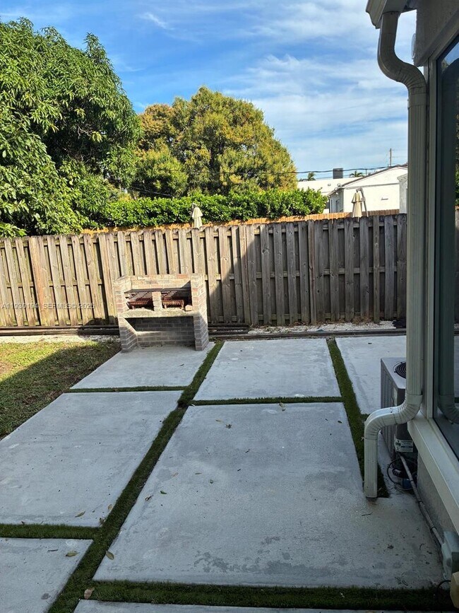 Building Photo - 1757 SW 24th Ter