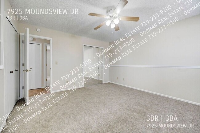Building Photo - Huge Sunroom with Tons of Natural Light!