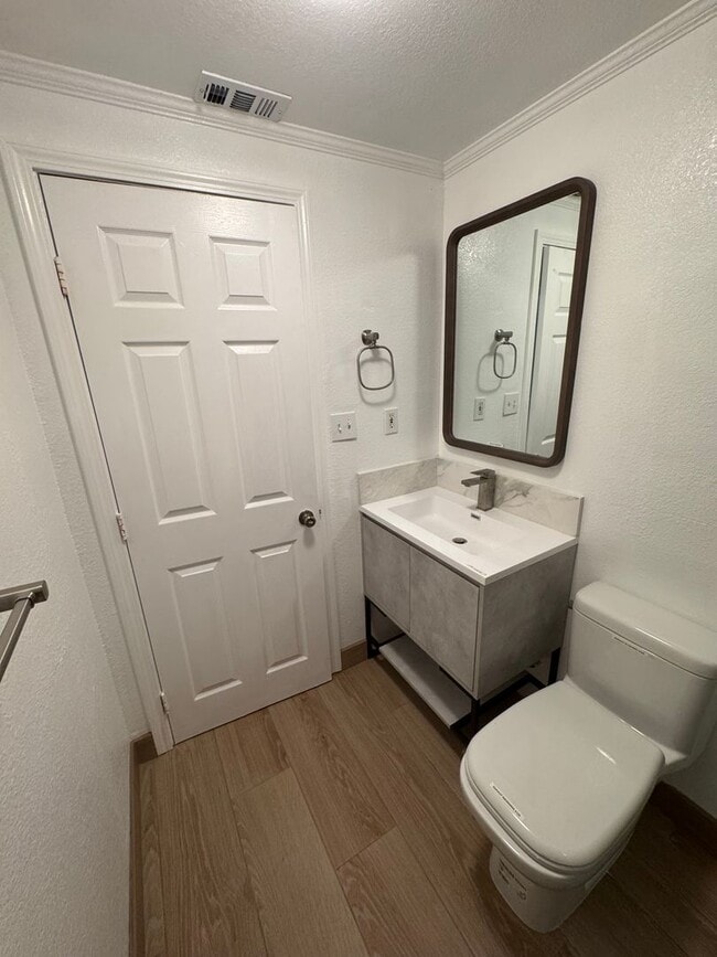 Building Photo - Newly Renovated 3 Bed, 3 Bath Ground Floor Unit in the Heart of Pomona; Modern, Efficient, and Mo...