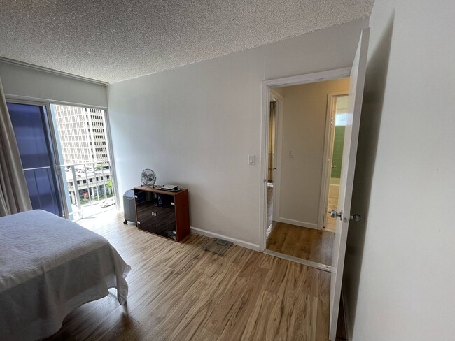 Building Photo - 2 Bed 2 Bath Fully Furnished Unit Central ...