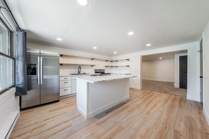 Building Photo - 1000 W McKinley Ave