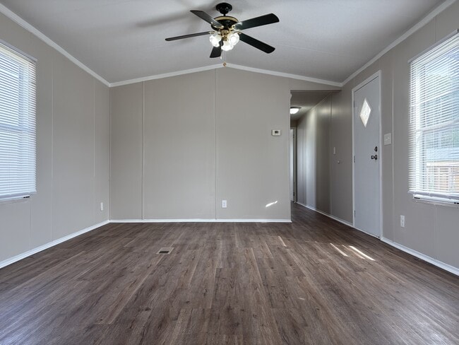 Building Photo - 605 Aster Bend