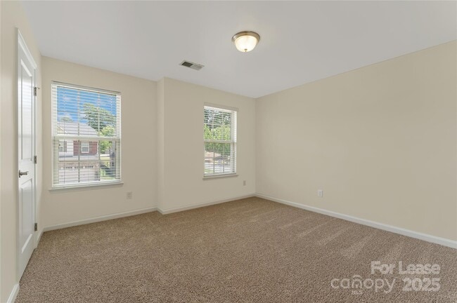 Building Photo - 1818 Fleetwood Dr
